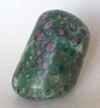 edelstenen en mineralen fuchsiet met robijn