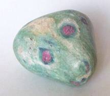 edelstenen en mineralen fuchsiet met robijn